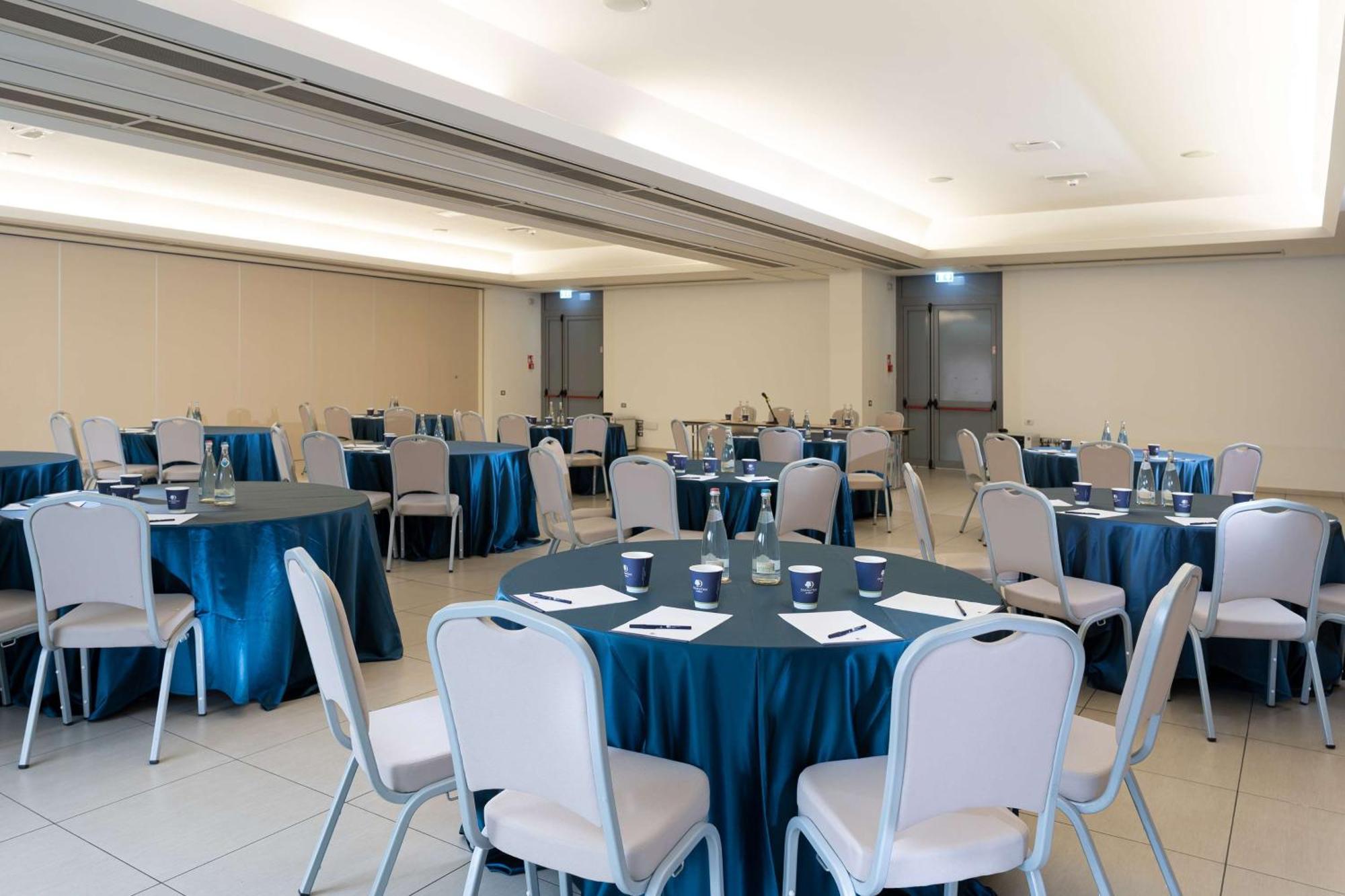 Doubletree By Hilton Milan Malpensa Solbiate Olona Hotel Exterior photo